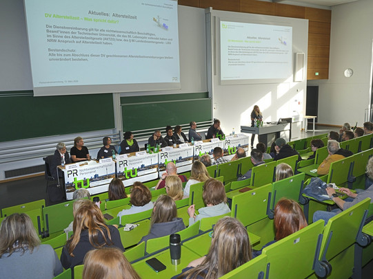 Podium mit 10 Personen