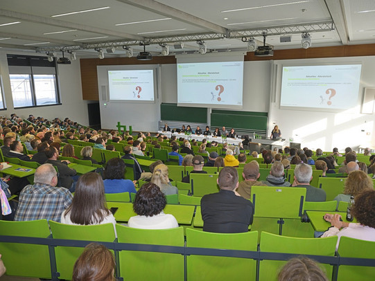 Viele Personen im Hörsaal