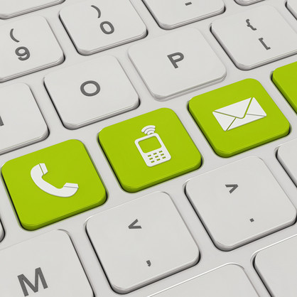 Kontakt Auf einer weißen Tastatur sind vier Tasten grün eingefärbt. Darauf zu sehen sind Symbole für ein Telefon, ein Mobiltelefon, ein Briefumschlag und ein "at"-Zeichen.