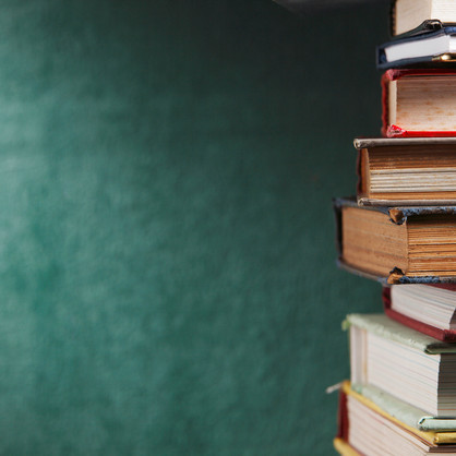 Bücherstapel Ein Stapel gebundener Bücher.